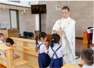 聖堂で神父様のお話も